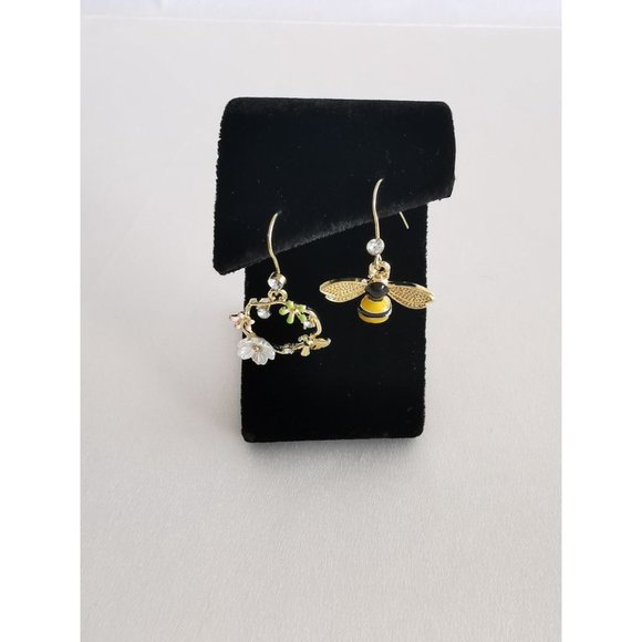 Brand New 14K Gold Plated Flower Wreath and Bee Crystal Earrings - Picture 7 of 10